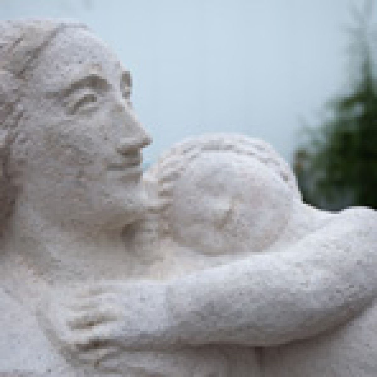 Powrót rzeźby ''kobieta z dzieckiem'' Aliny Szapocznikow na Żoliborz.